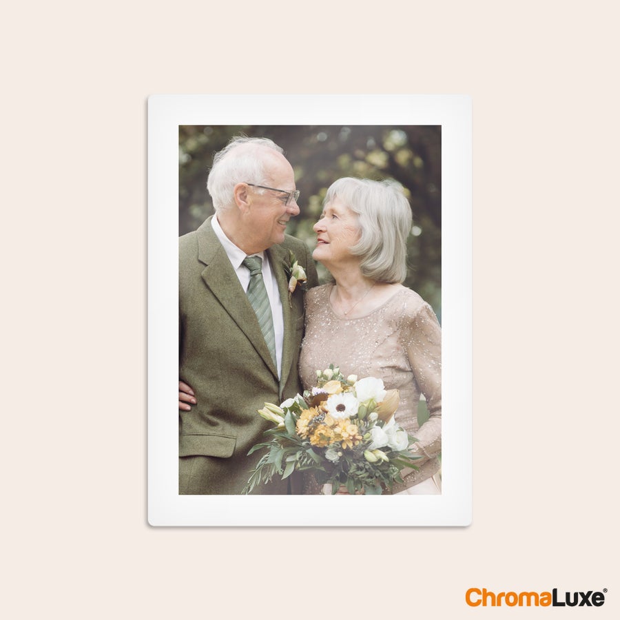 Foto afdrukken op aluminium ChromaLuxe aluminium fotopaneel met eigen foto van verliefd ouder echtpaar met bruidsboeket