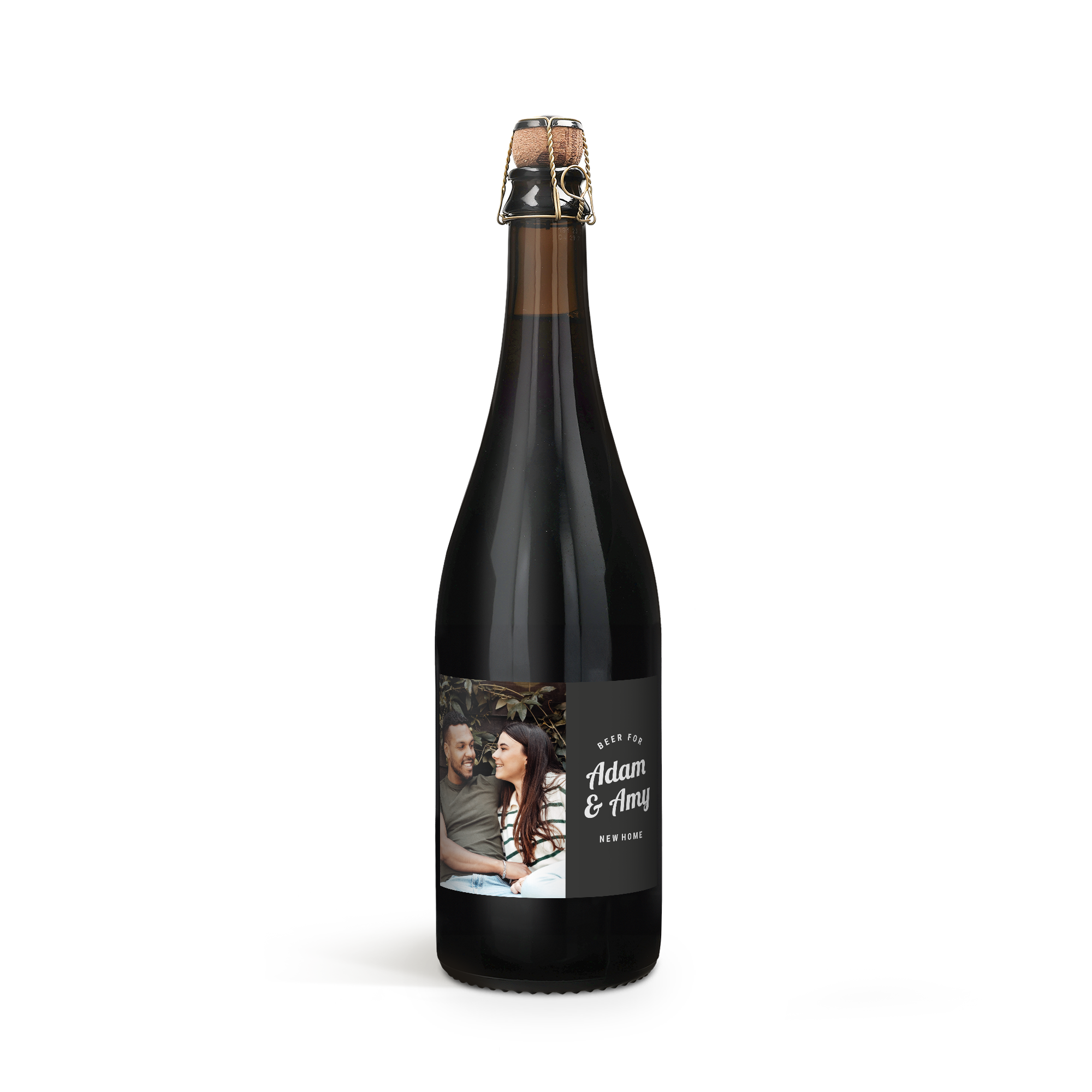 Una botella de cerveza personalizada con una etiqueta que muestra la foto de una pareja y el texto "Beer for Adam & Amy New Home".