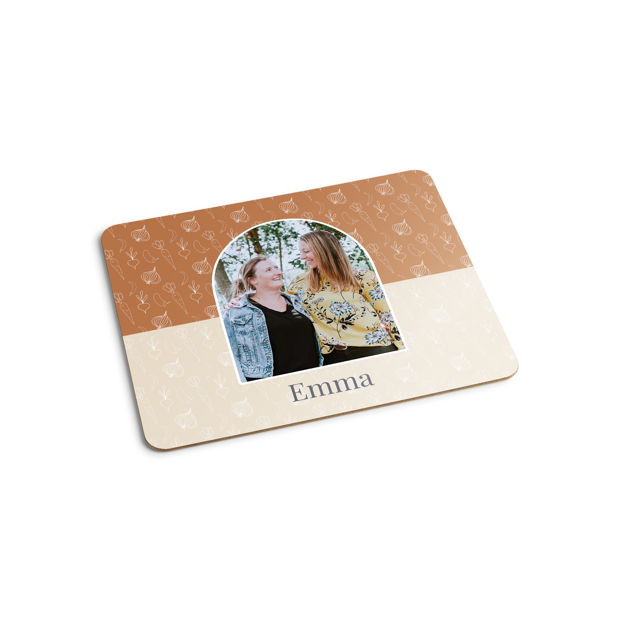 Sjove dækkeservietter med foto af to kvinder og teksten Emma, trykt på beige/brun baggrund med grøntsager.