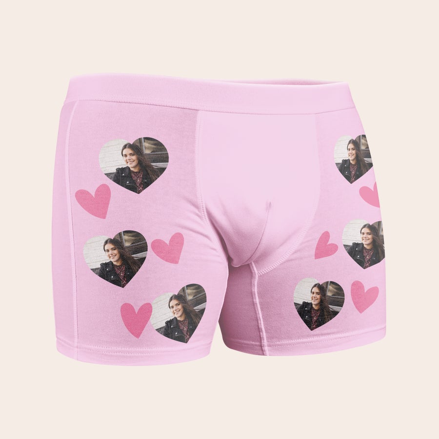 Boxershort met foto Roze boxershort bedrukt met hartjes en een patroon van een gepersonaliseerde foto van een vrouw.