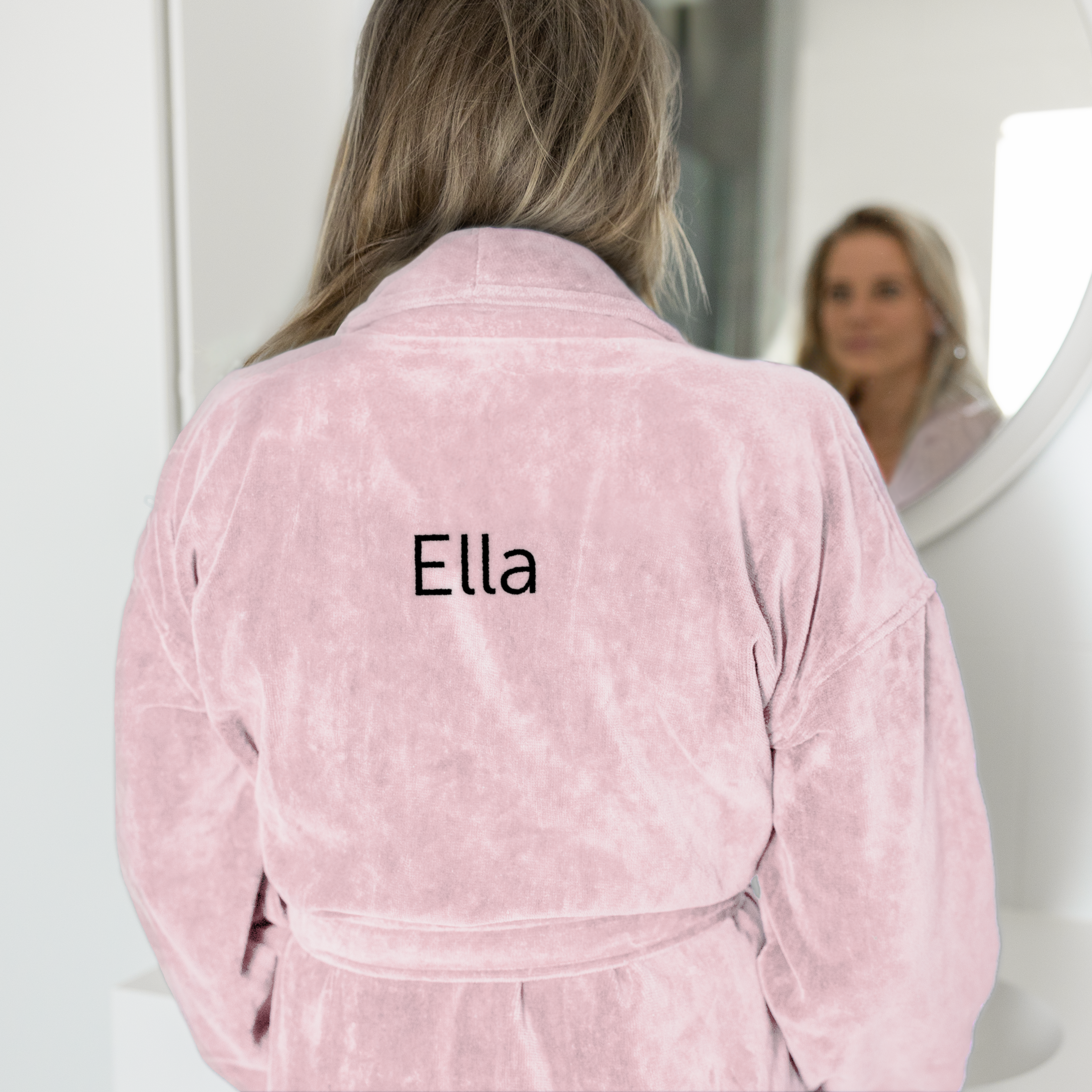 Lyselilla luksus morgenkåbe til damer, broderet med navnet "Ella" på ryggen, set bagfra.