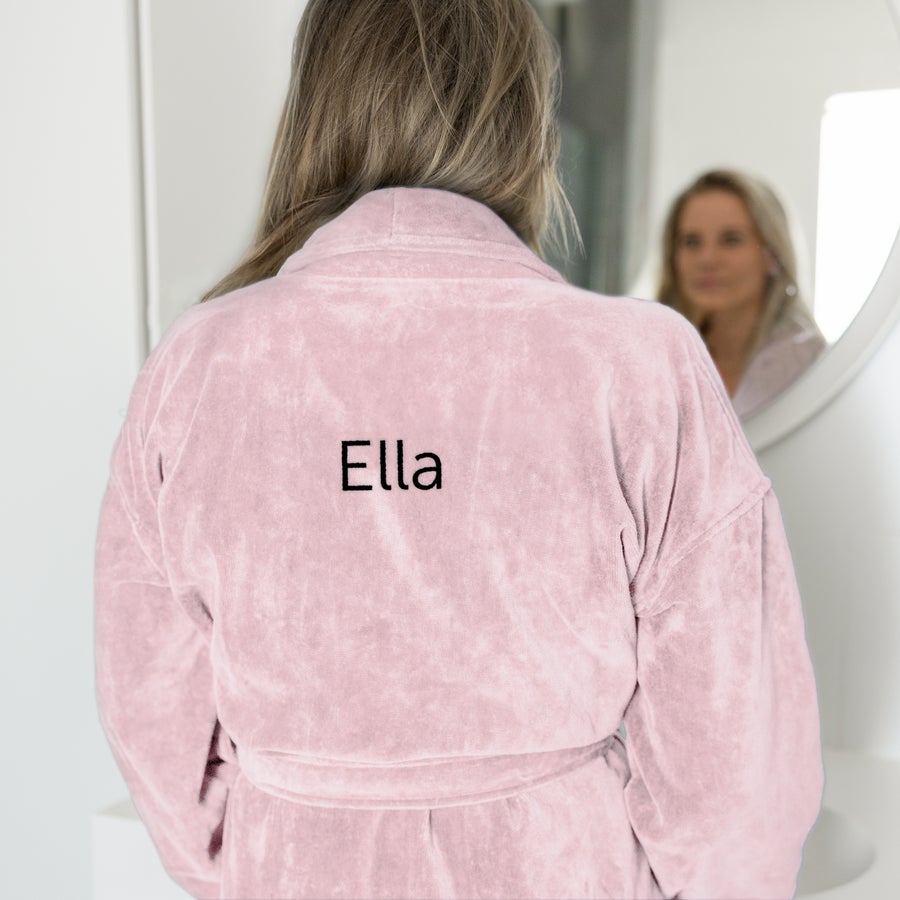 Dame Badekåbe med navn Lyselilla luksus morgenkåbe til damer, broderet med navnet "Ella" på ryggen, set bagfra.