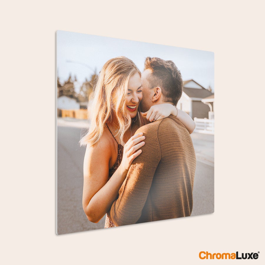 Foto collage op aluminium Aluminium Instacollage, bedrukt met foto van gelukkig koppel dat elkaar omhelst. Jouw Instafoto's direct aan de muur.