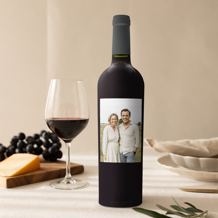 Riondo Merlot Láhev vína Riondo Merlot s navrženou etiketou s fotografií páru, sklenicí vína a sýrem
