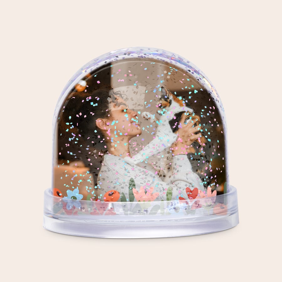 Glob de zăpadă Glob de zăpadă personalizat cu sclipici roz și albastru și fotografie tipărită față-verso cu o femeie și o pisică, pe bază decorată cu flori.