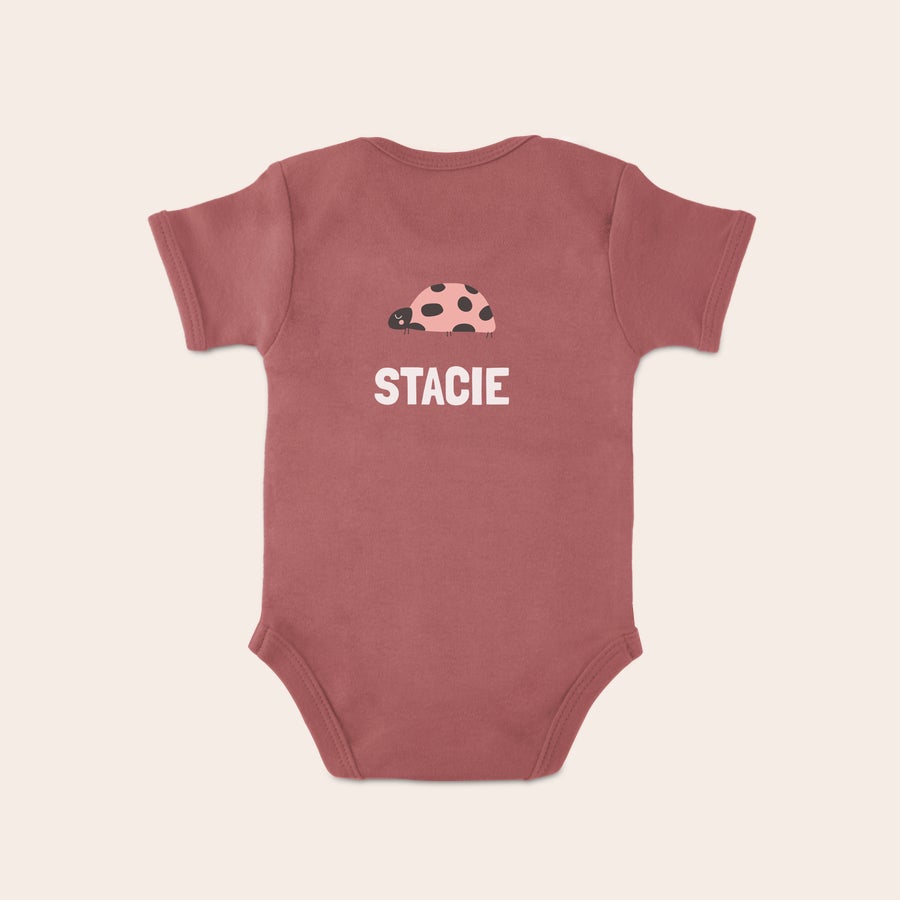 Body personnalisé Body rose personnalisé pour bébé avec prénom Stacie imprimé et coccinelle