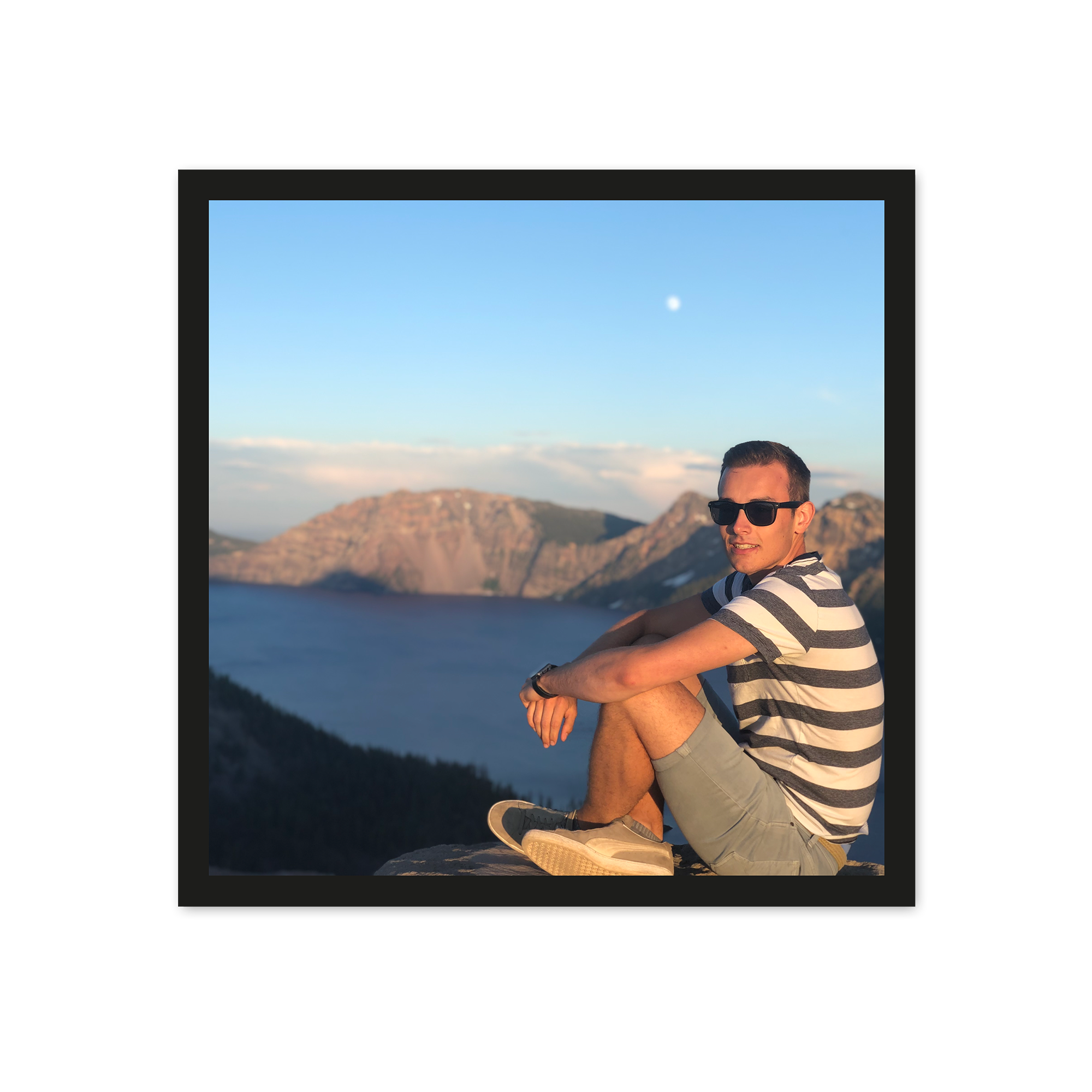 Fotofirkant med en mann som sitter foran et fjellandskap, tilpasset med et av dine fineste minner.