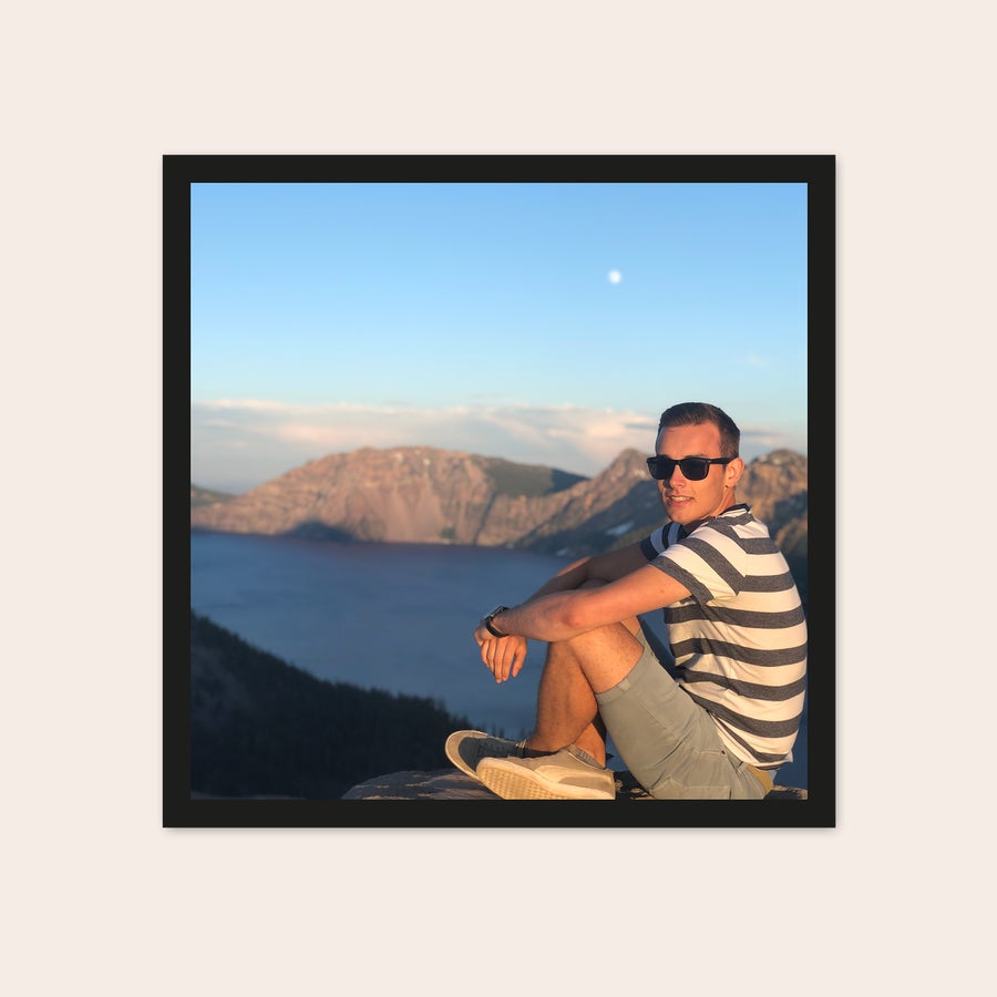 Retro Fotos Drucken Individuell bedrucktes Retro Foto mit einem Mann und Sonnenbrille vor Berglandschaft, personalisiert mit eigenem Bild