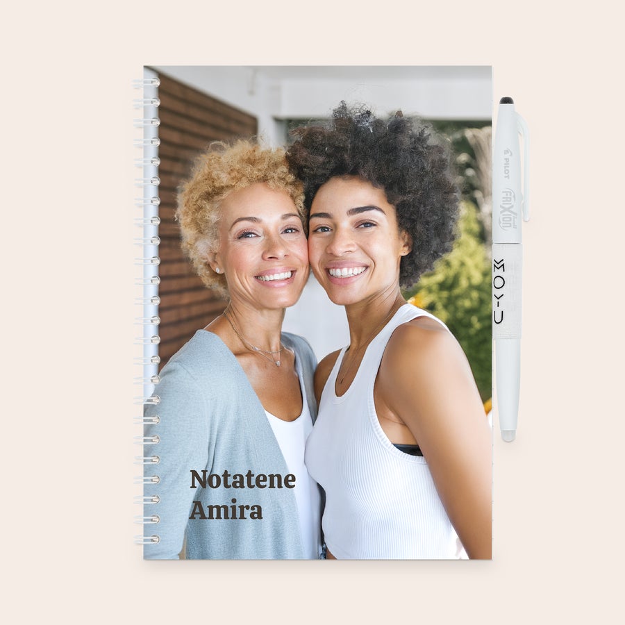 Personlig MOYU Erasable Notebook Personlig MOYU-slettbar notatbok med bilde av to smilende kvinner og teksten Notatene Amira, og en hvit penn.