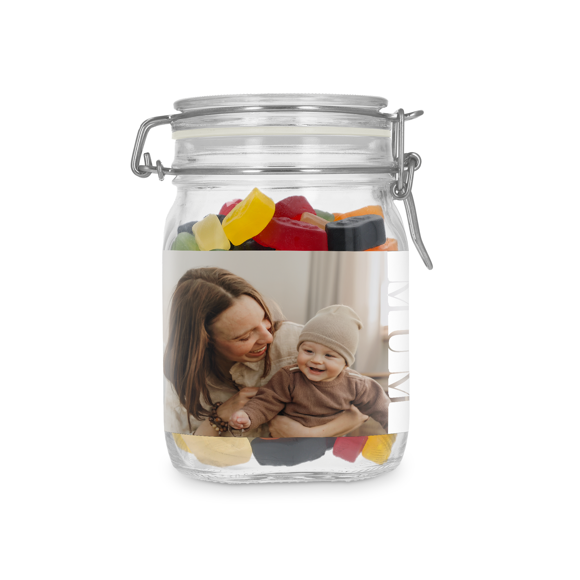 Tarro de dulces personalizado con gominolas de vino, una foto impresa de una madre y su bebé, y la palabra "MUM" en vertical.