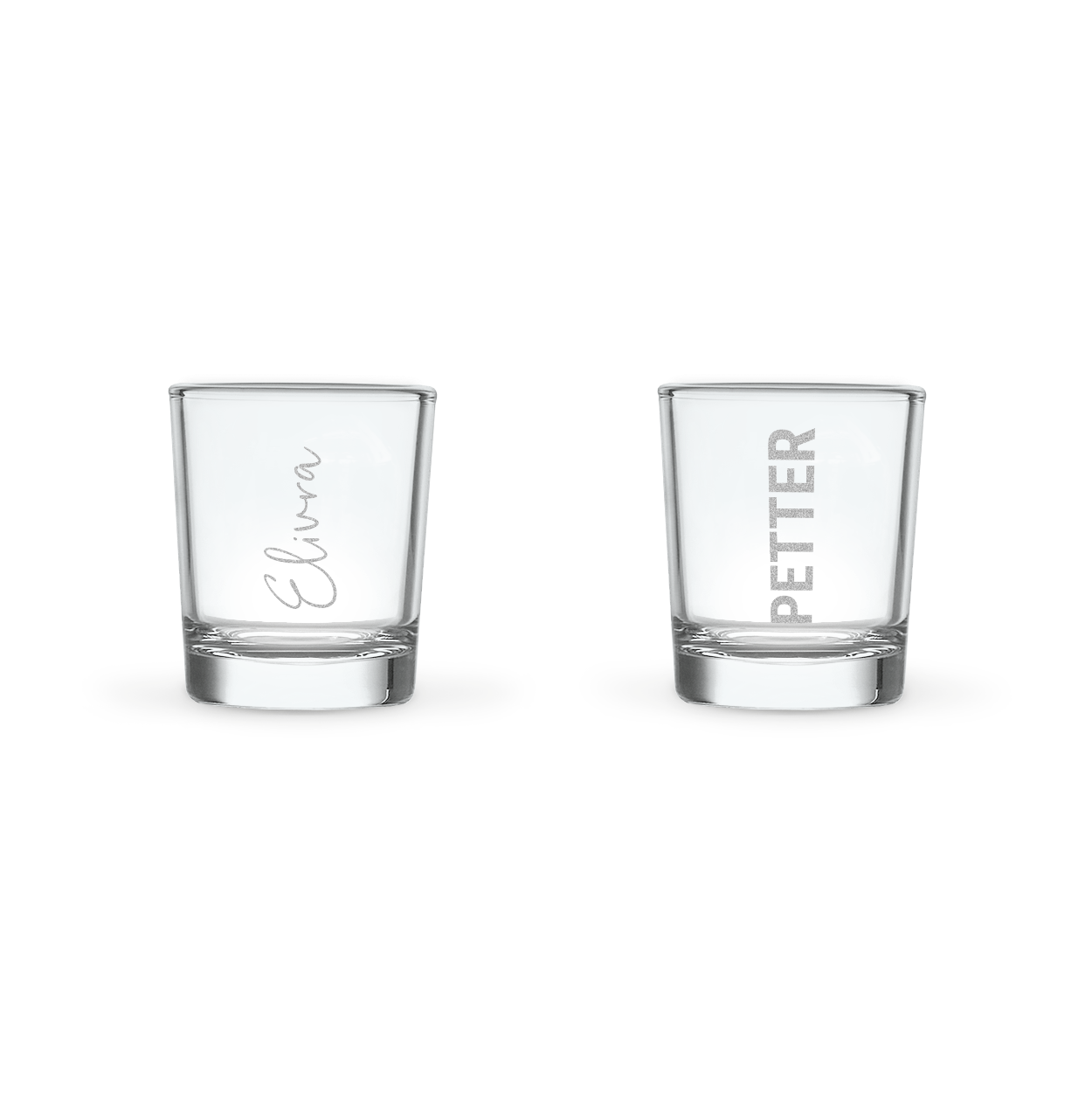 Två graverade snapsglas med namnen Elvira och Petter, där graverade snapsglas gör det hela lite roligare