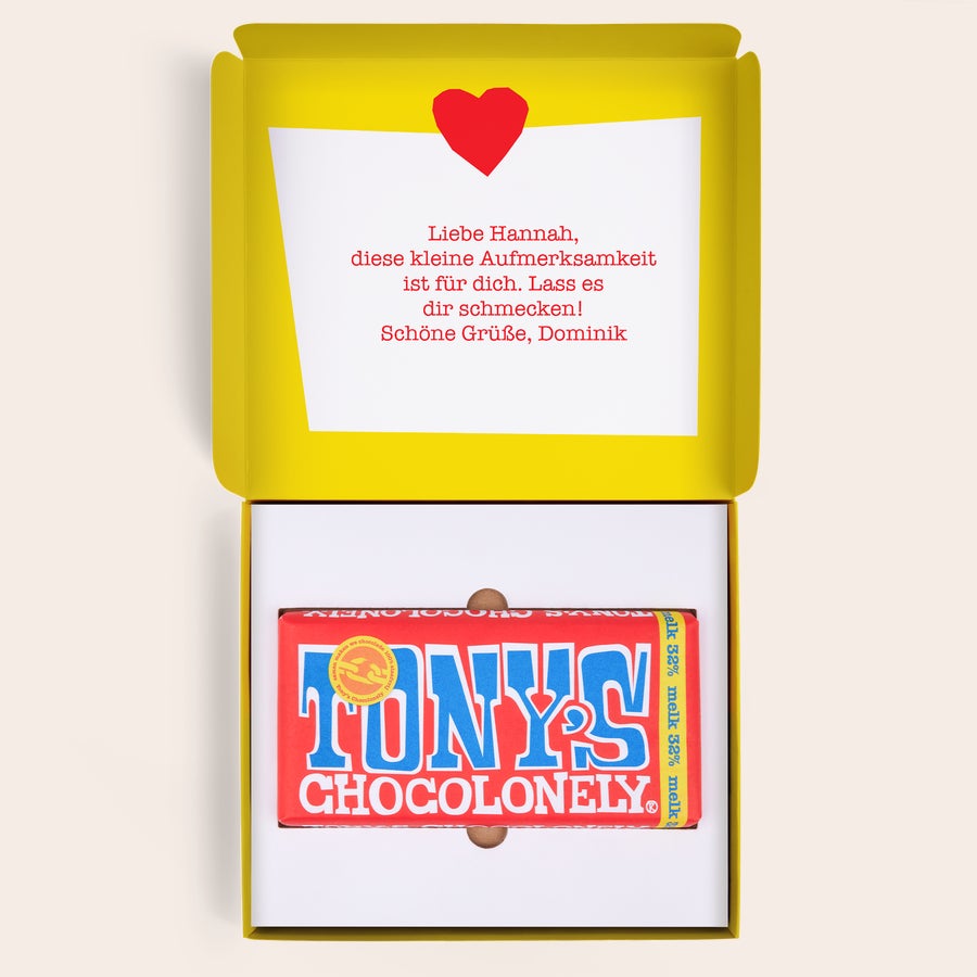 Tony's Chocolonely personalisieren - Personalisierte Tony's Chocolonely Geschenkbox mit einer Schokoladentafel und gedruckter Grußnachricht: Liebe Hannah, diese kleine Aufmerksamkeit ist für dich. Lass es dir schmecken! Schöne Grüße, Dominik.