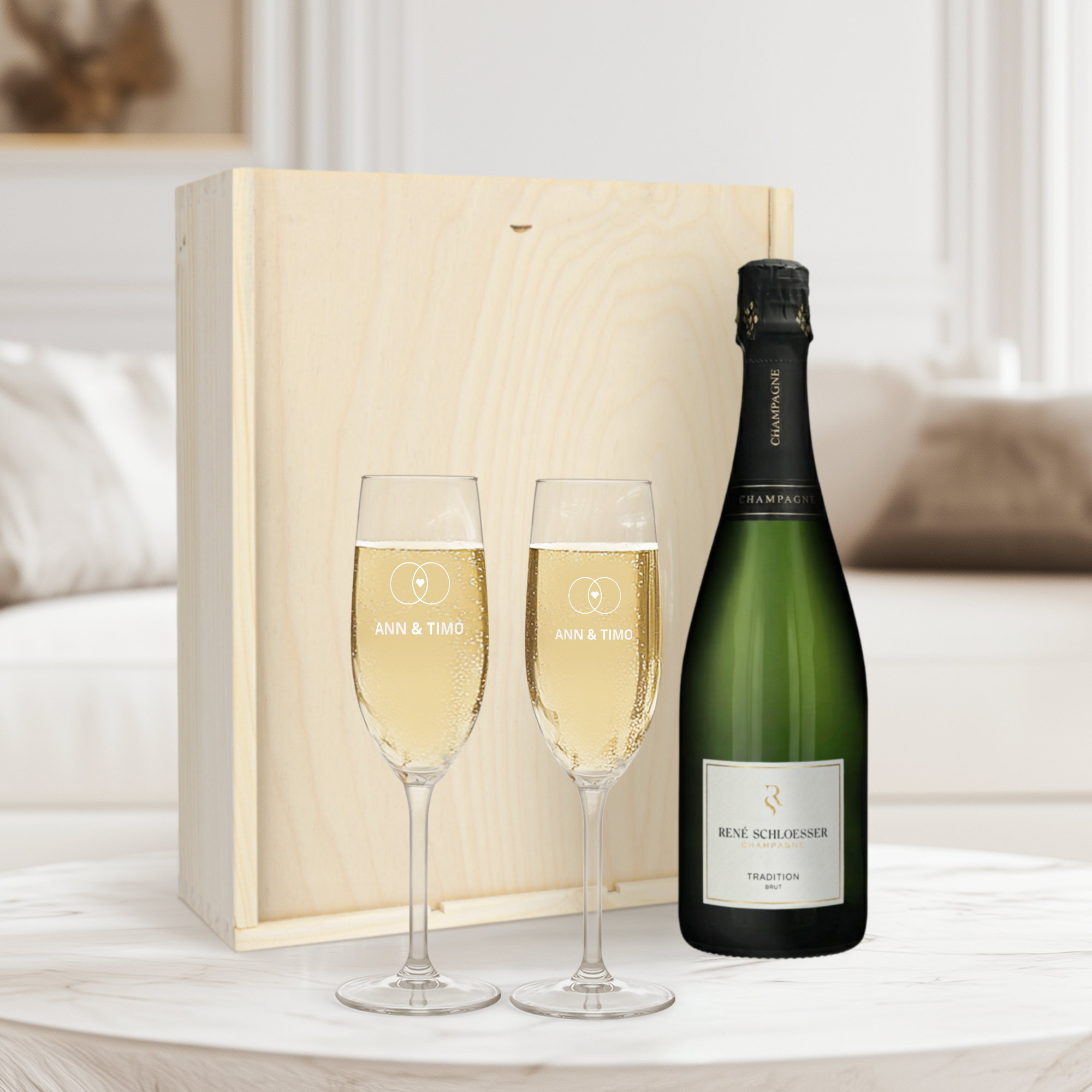 Champagner personalisieren - René Schloesser mit graviertem Glas (750ml), ein Set mit Holzkiste und zwei Gläsern, graviert mit Ann & Timo