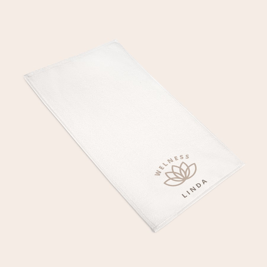 Håndkle, fullt uttrykt Personlig tilpasset håndkle, hvit, med "Wellness" og "Linda" trykt i beige, og et lotusblomstmotiv.