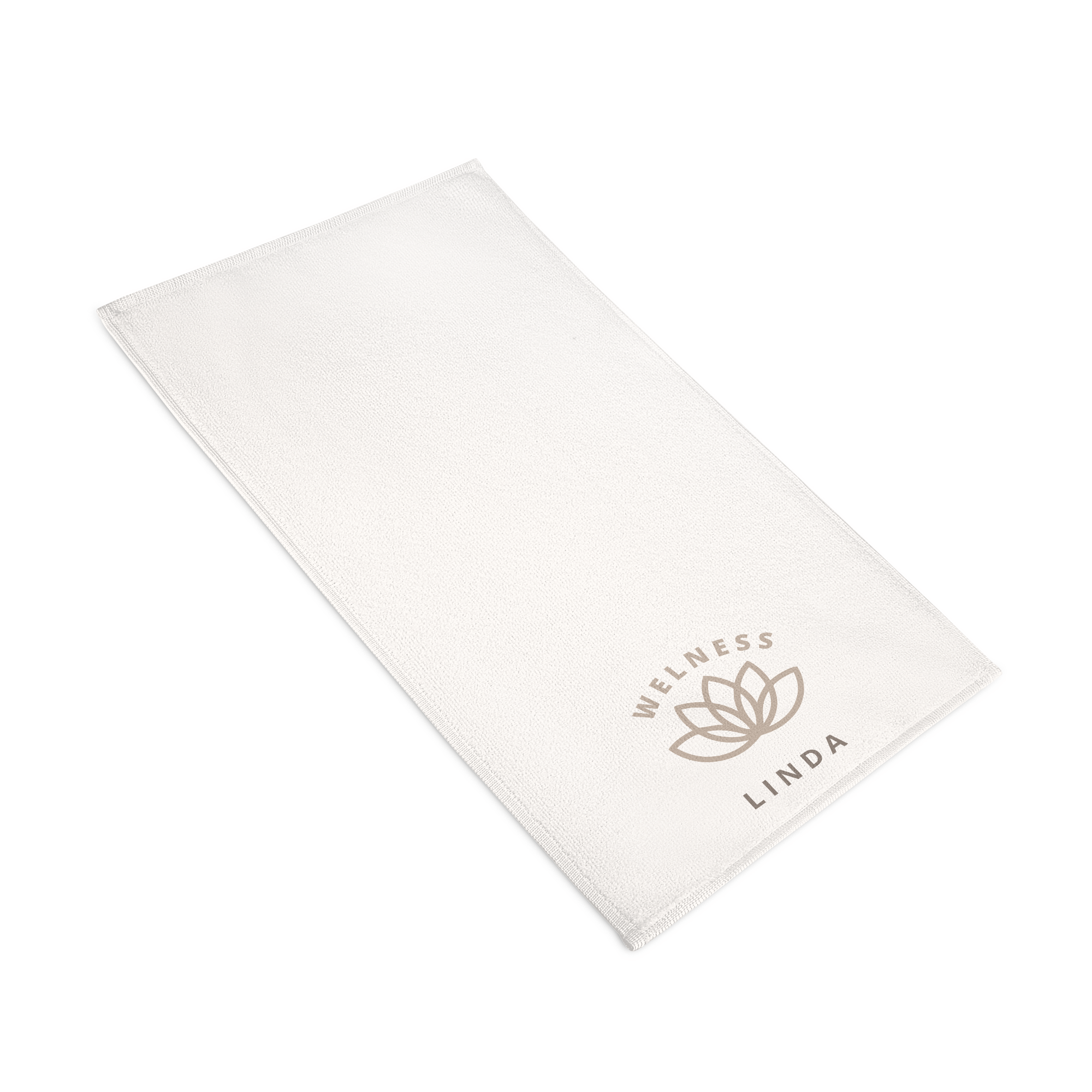 Toalha branca personalizada com o nome Linda e o texto Wellness, estampada com um desenho de flor de lótus