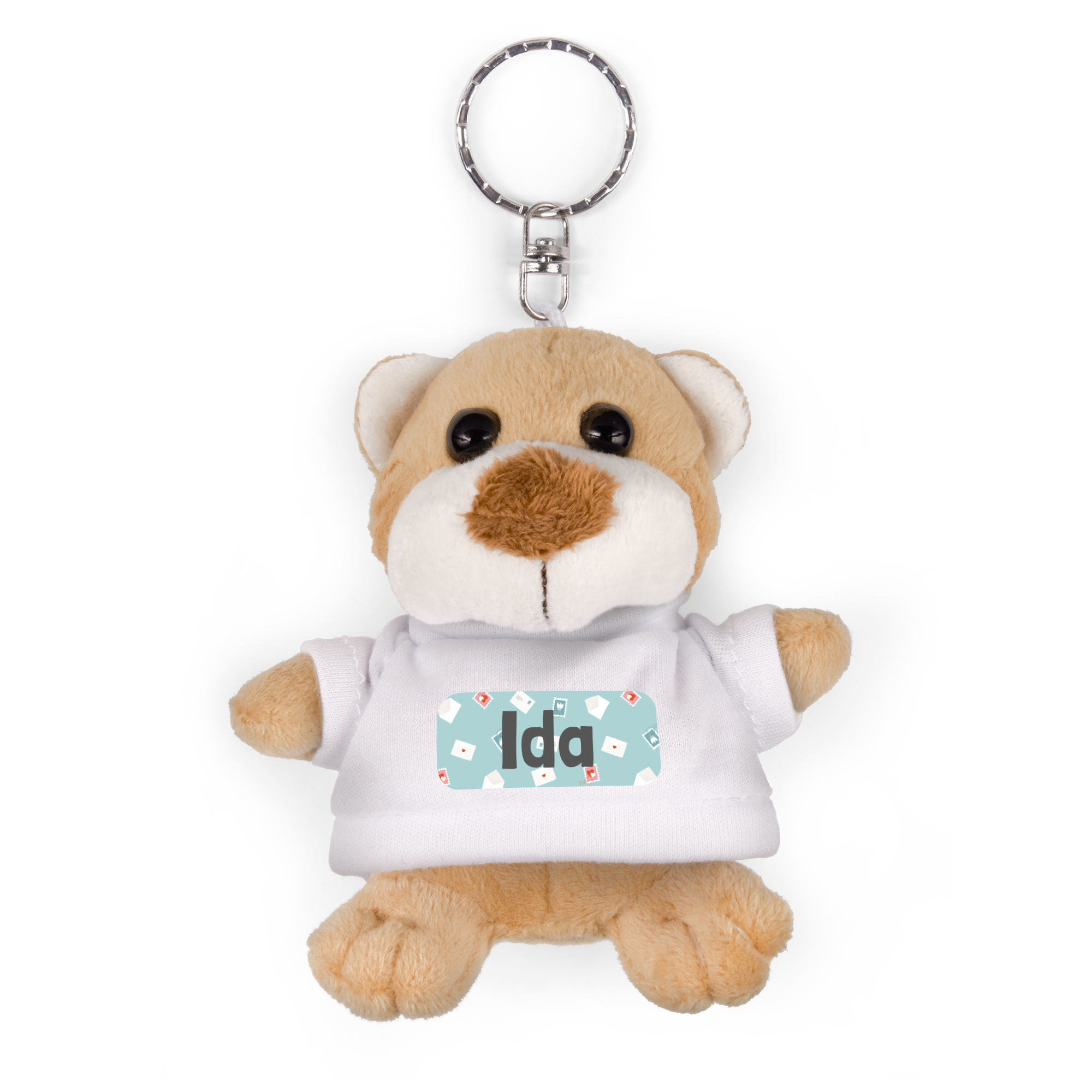 Brun bamse nøglering med navn Ida trykt på hvid t-shirt med turkis baggrund og små konvolutter
