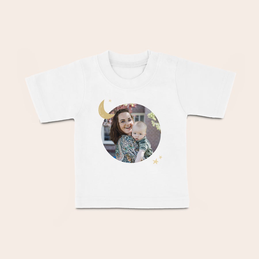 Tricou personalizat - Bebeluș Tricou alb personalizat pentru bebeluși, imprimat cu poza unei mame zâmbitoare și a bebelușului, decorat cu lună și stele aurii.