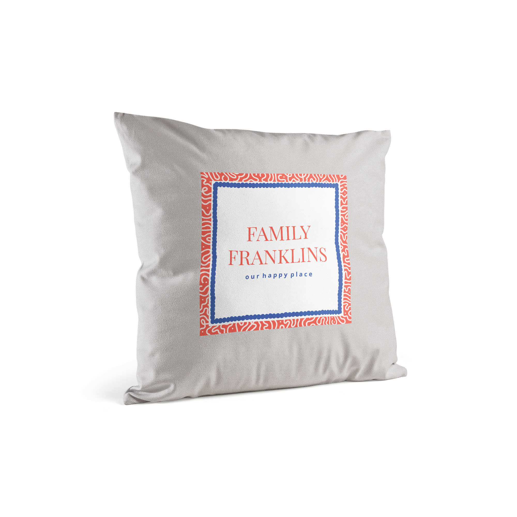 Almohada personalizada impresa con el texto "FAMILY FRANKLINS our happy place" en un marco decorativo rojo y azul.