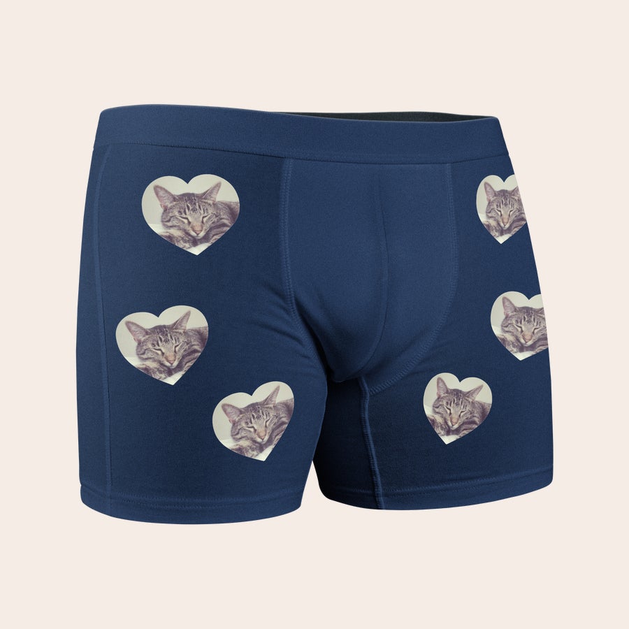 Boxershorts med billede Mørkeblå boxershorts med dit eget foto af en kat trykt i hjerteformer, perfekt til at overraske med.