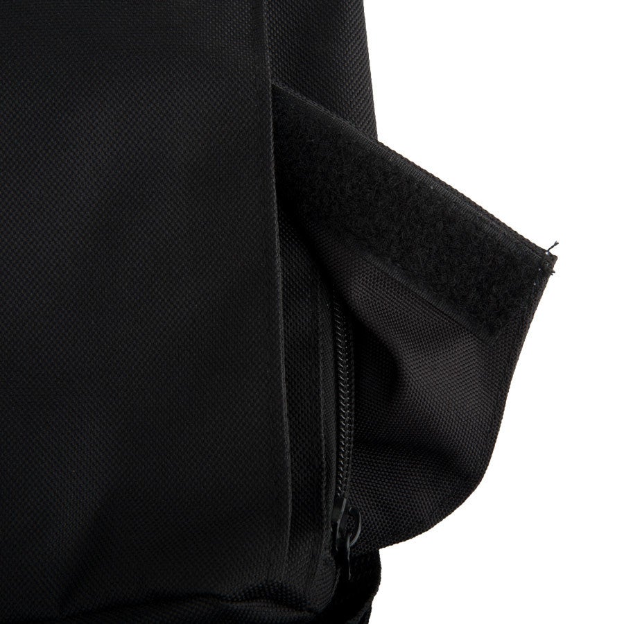 Detalje af sort taskecover med velcro-lukning klar til at oprette et ekstra cover til din personlige taske.