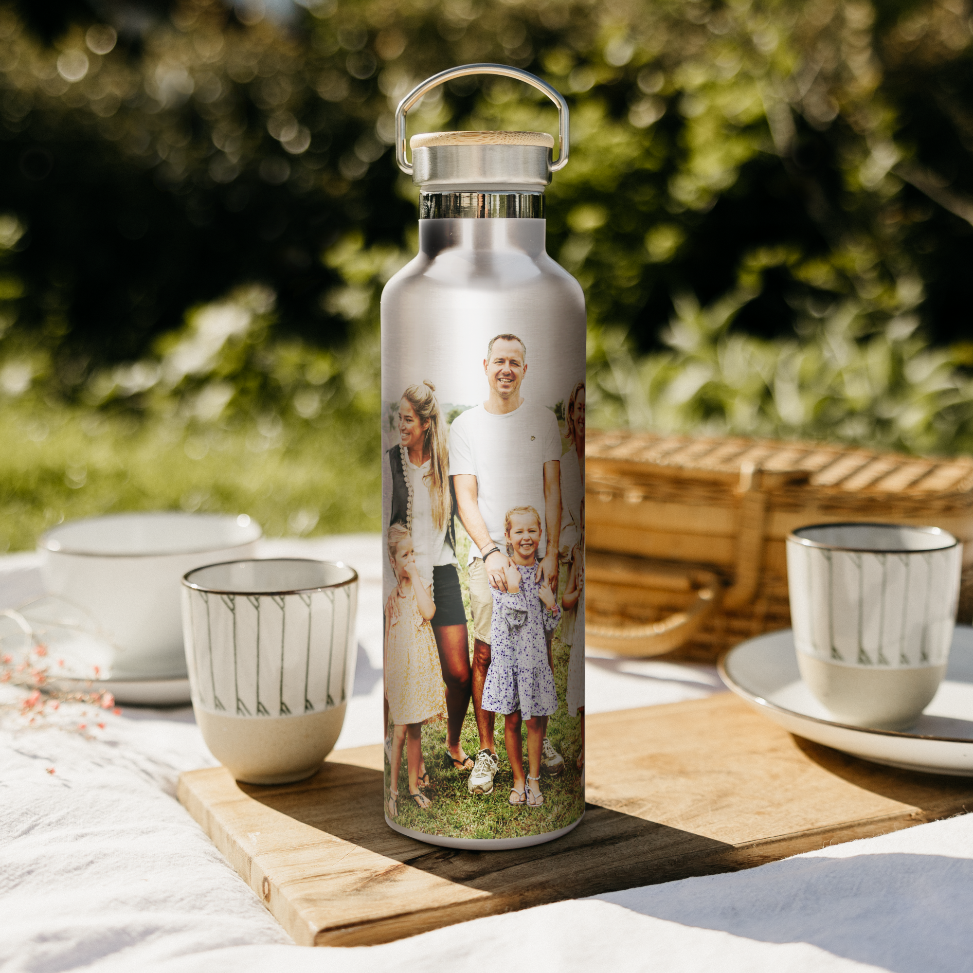 Sticlă de apă din bambus personalizată, cu un imprimeu foto color al unei familii zâmbitoare, pe o pătură de picnic