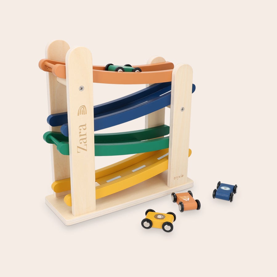 Juguete corredor de rampa de madera personalizado - Trixie Corredor de rampa de madera personalizado con el nombre grabado "Zara", rampas de colores y tres coches de juguete.