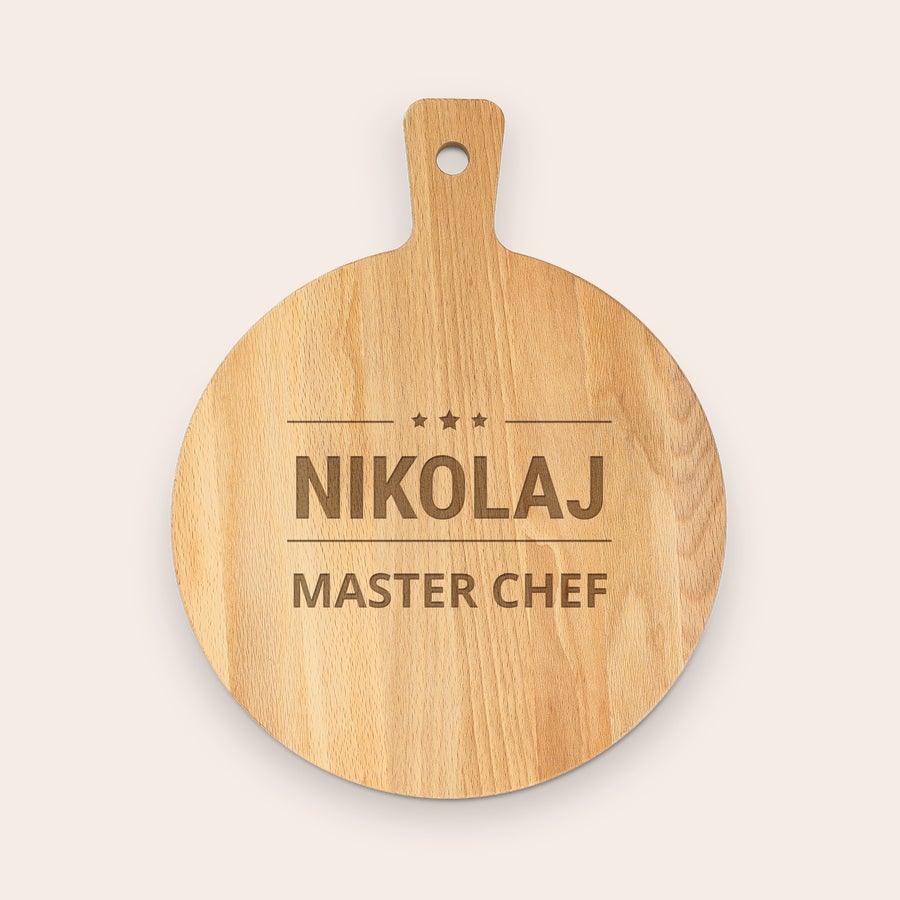 Personligt Tapasbræt - Rundt Rundt serveringsfad af træ, personligt indgraveret med navnet NIKOLAJ og teksten MASTER CHEF.