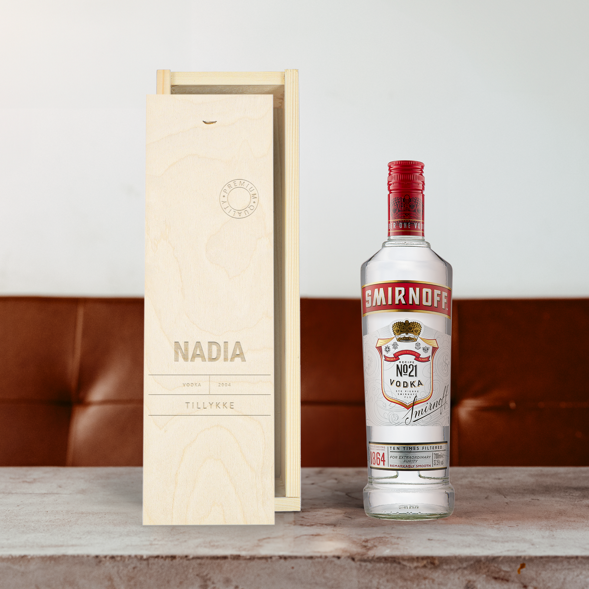Gør en Smirnoff vodka personlig med en trækasse, graveret med navnet "Nadia" og "TILLYKKE".