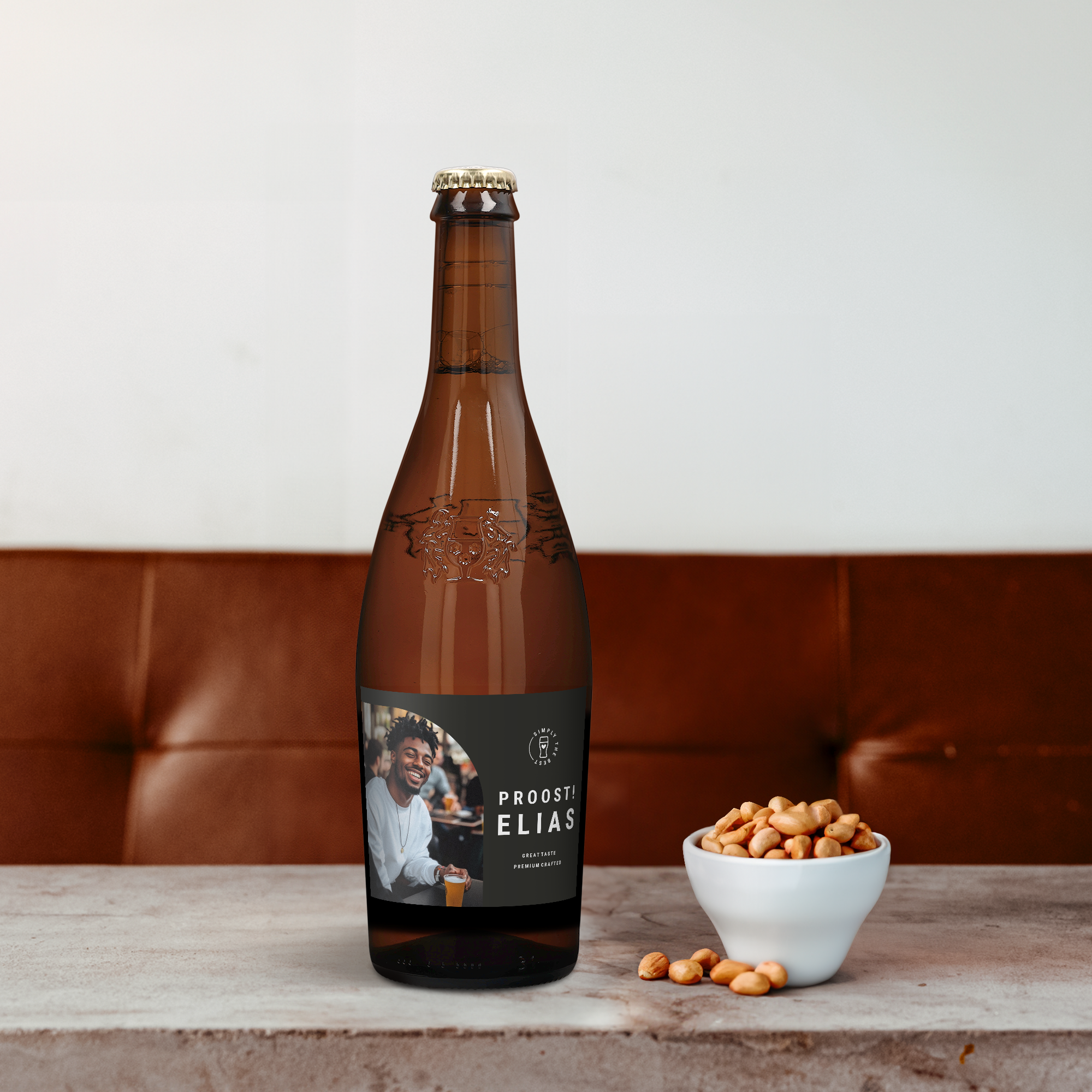 Fles Duvel bier met persoonlijk bedrukt etiket met foto van een lachende man en tekst Proost Elias