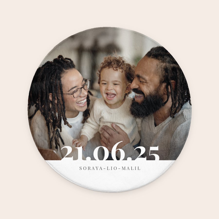 Personalisierte Badematte – ø 70 cm Runde Badematte mit Foto der Familie, bedruckt mit dem Datum 21.06.25 und den Namen Soraya-Lio-Malil. Mach aus jedem Badezimmer deine persönliche Oase mit einer individuellen Badematte.