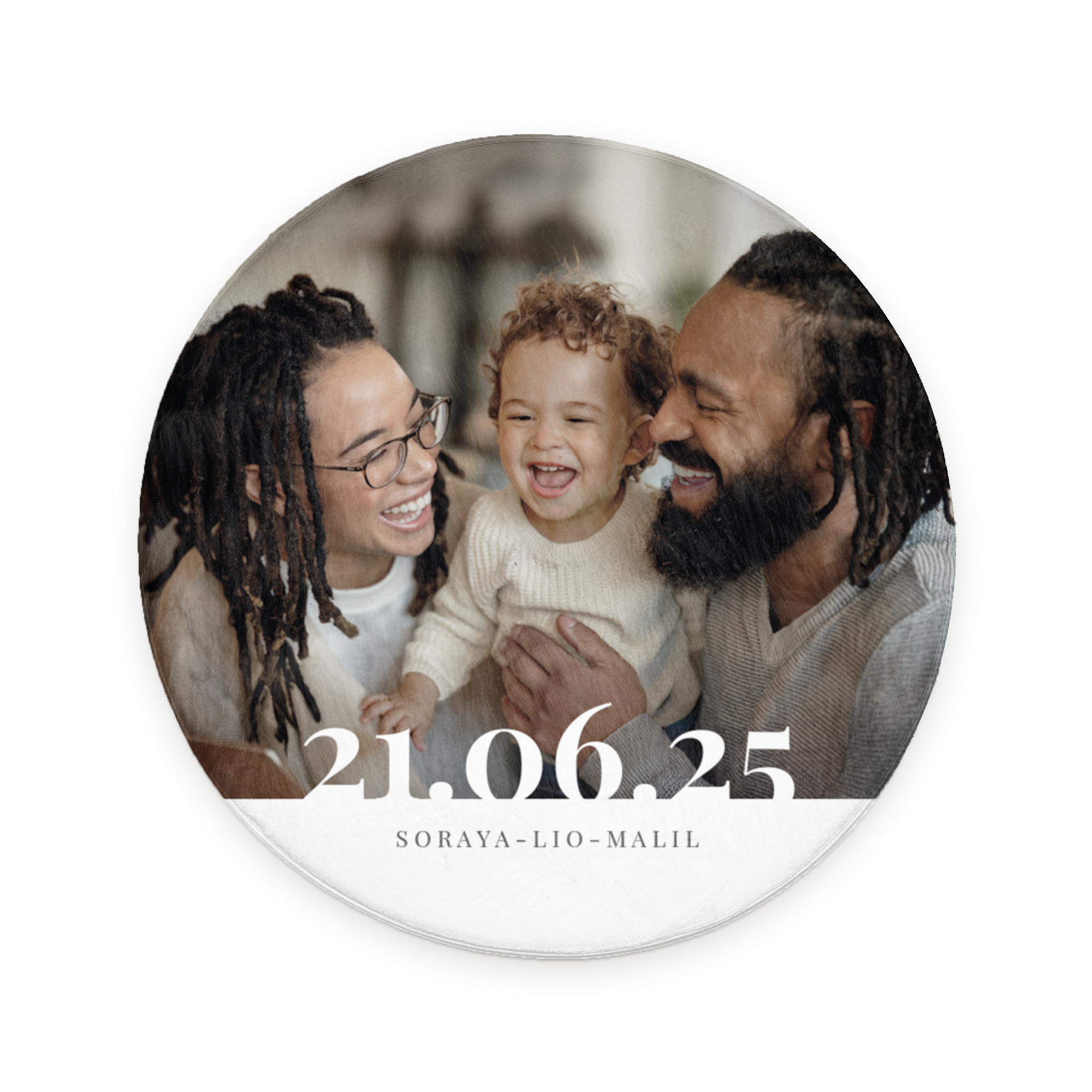Kulatá personalizovaná koupelnová předložka s natištěnou rodinnou fotografií a textem 21.06.25 SORAYA-LIO-MALIL.