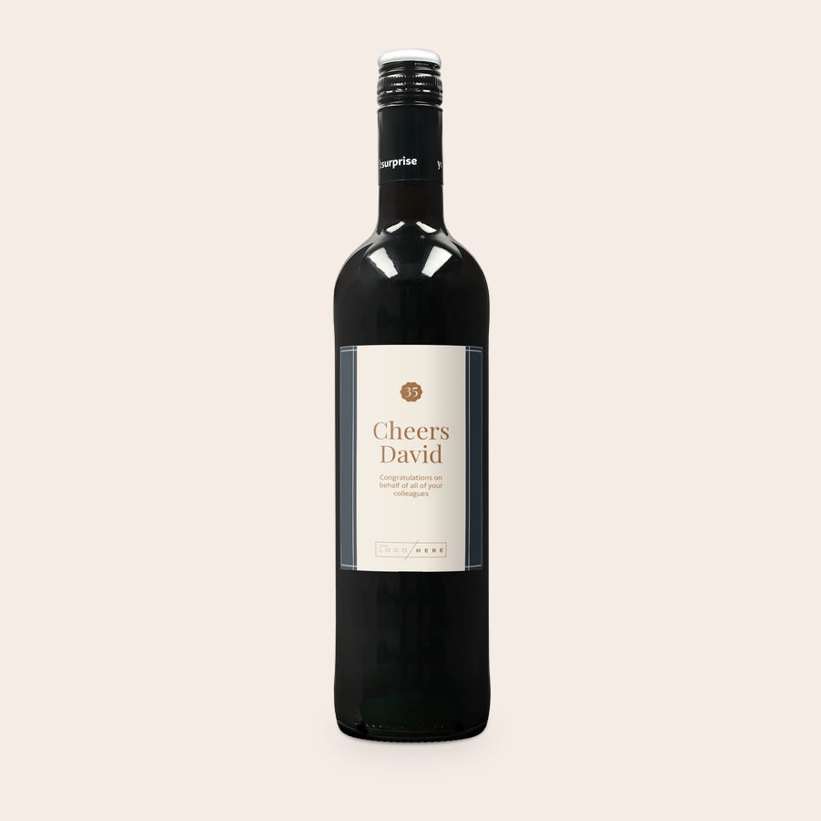 Personalizované víno - Maison de la Surprise Merlot Fľaša červeného vína Luc Pirlet s personalizovaným štítkom s textom Cheers David a logom, skvelý darček.