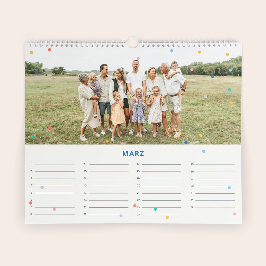 Geburtstagskalender mit Fotos Ein personalisierter Geburtstagskalender mit Fotos für März, bedruckt mit einem Familienfoto, bietet Platz für Notizen.