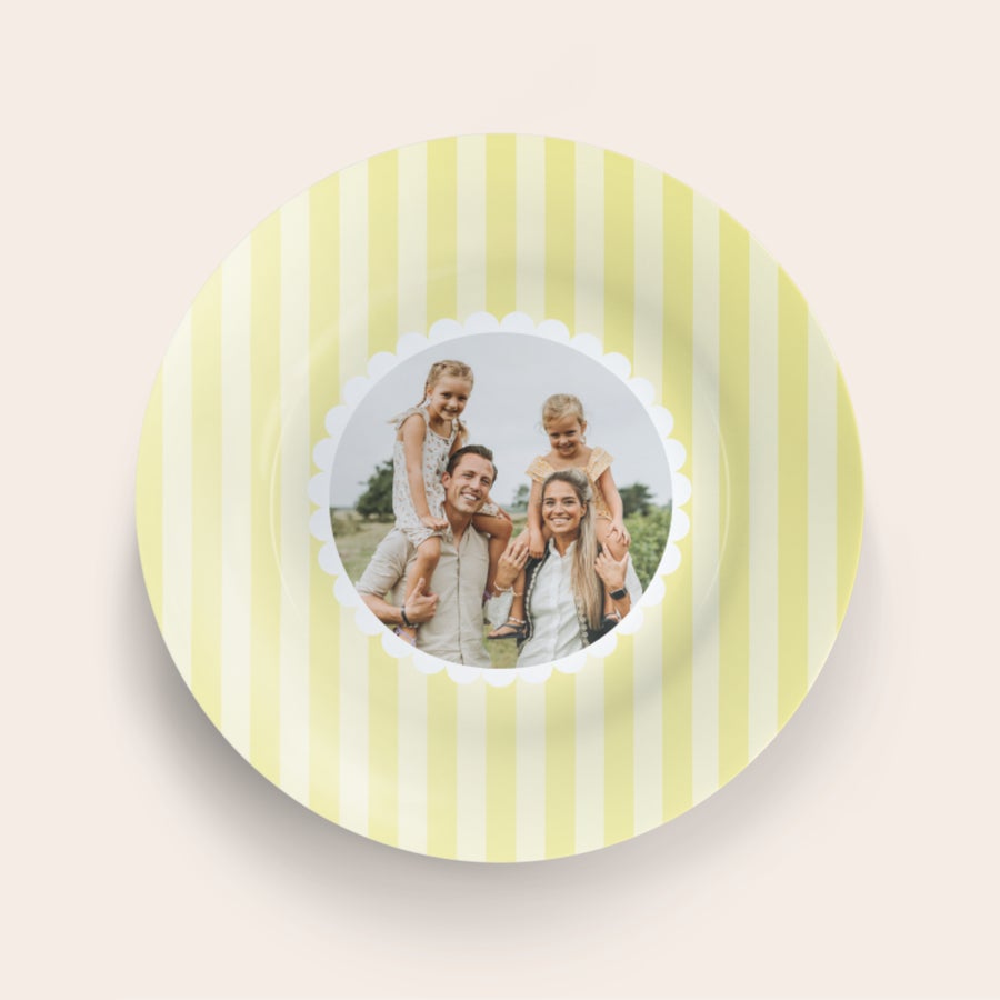 Påskeplate Personlig påskeplate med bilde av en familie og striper, perfekt til påskebrunsjbordet.