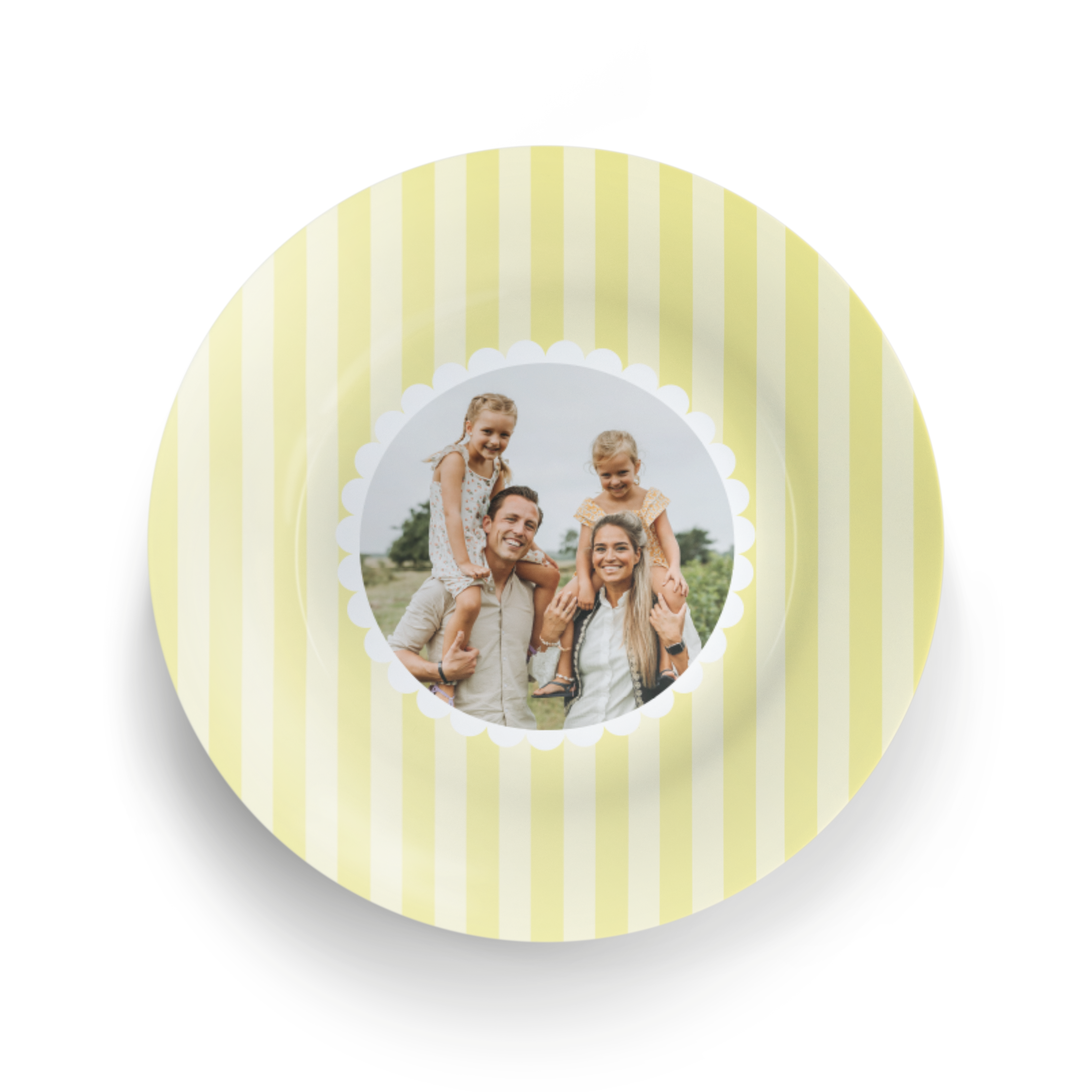 Personalisierter Osterteller mit gelb-weißen Streifen und einem aufgedruckten Familienfoto.