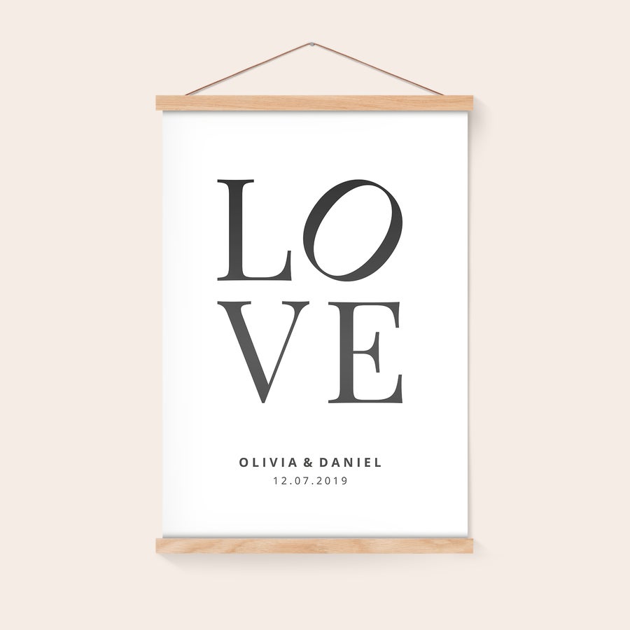Personalizowany plakat z wieszaczkiem Biały plakat z magnetycznym wieszaczkiem i napisem LOVE z personalizowanymi imionami Olivia & Daniel oraz datą 12.07.2019