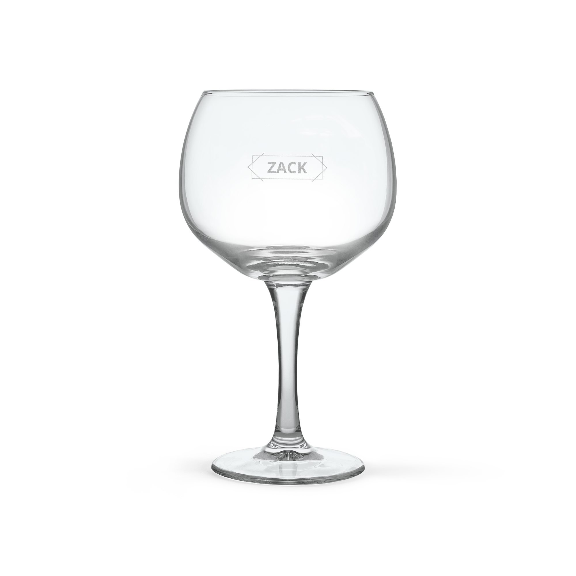 Copa de ginebra personalizada con el nombre grabado ZACK en un marco decorativo, con hielos dentro.