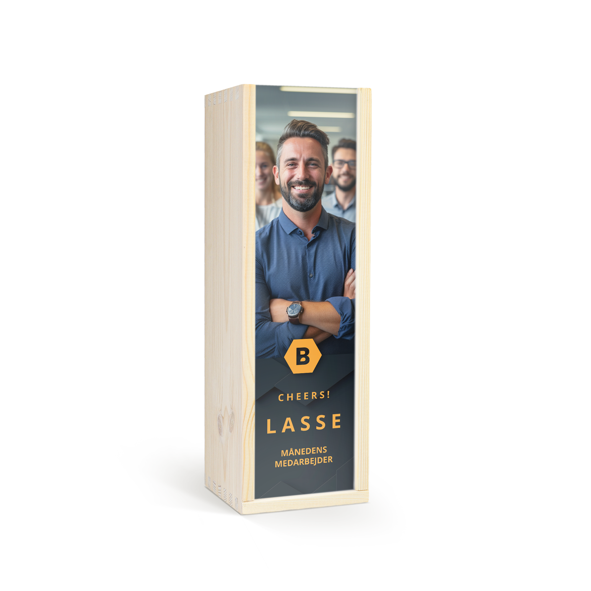 Personlig vin trækasse påtrykt med et billede af en mand og teksten Lasse Månedens Medarbejder
