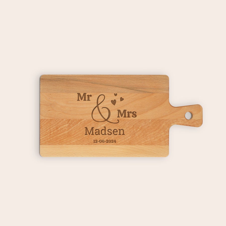 Tapasbræt med Gravering Et personligt træserveringsfad med "Mr & Mrs Madsen" og "12-06-2024" indgraveret til snacks