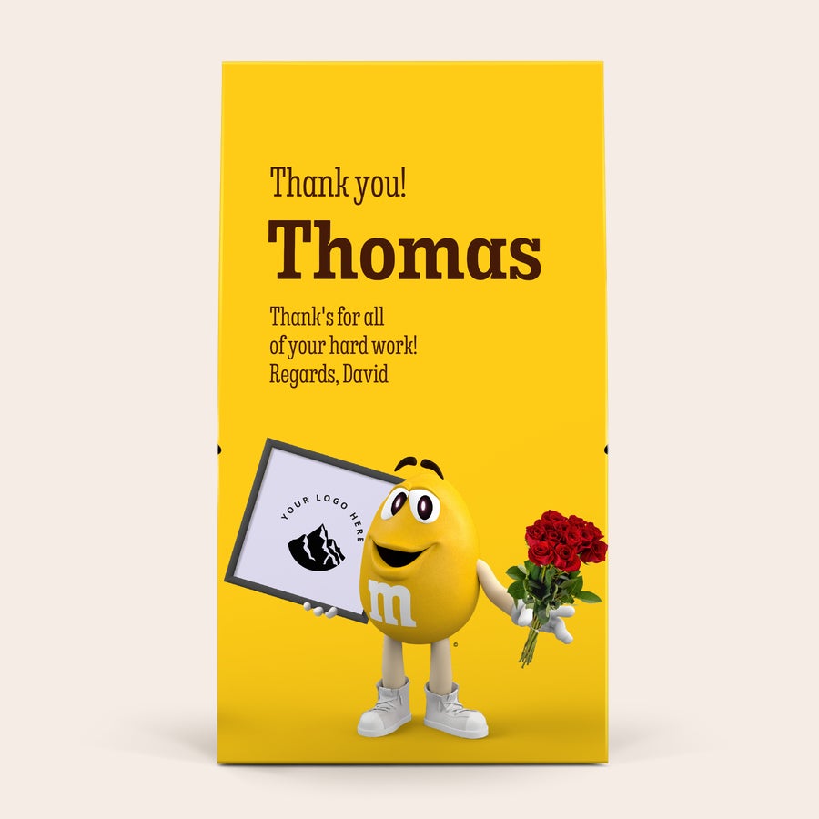 Személyre szabott XL M&M's ajándékdoboz - 6 zacskó (714 gramm) XL-es M&M's díszdoboz sárga színben, Thomas névvel, köszönő üzenettel és M&M's figura grafikával, fotóval és szöveggel személyre szabva