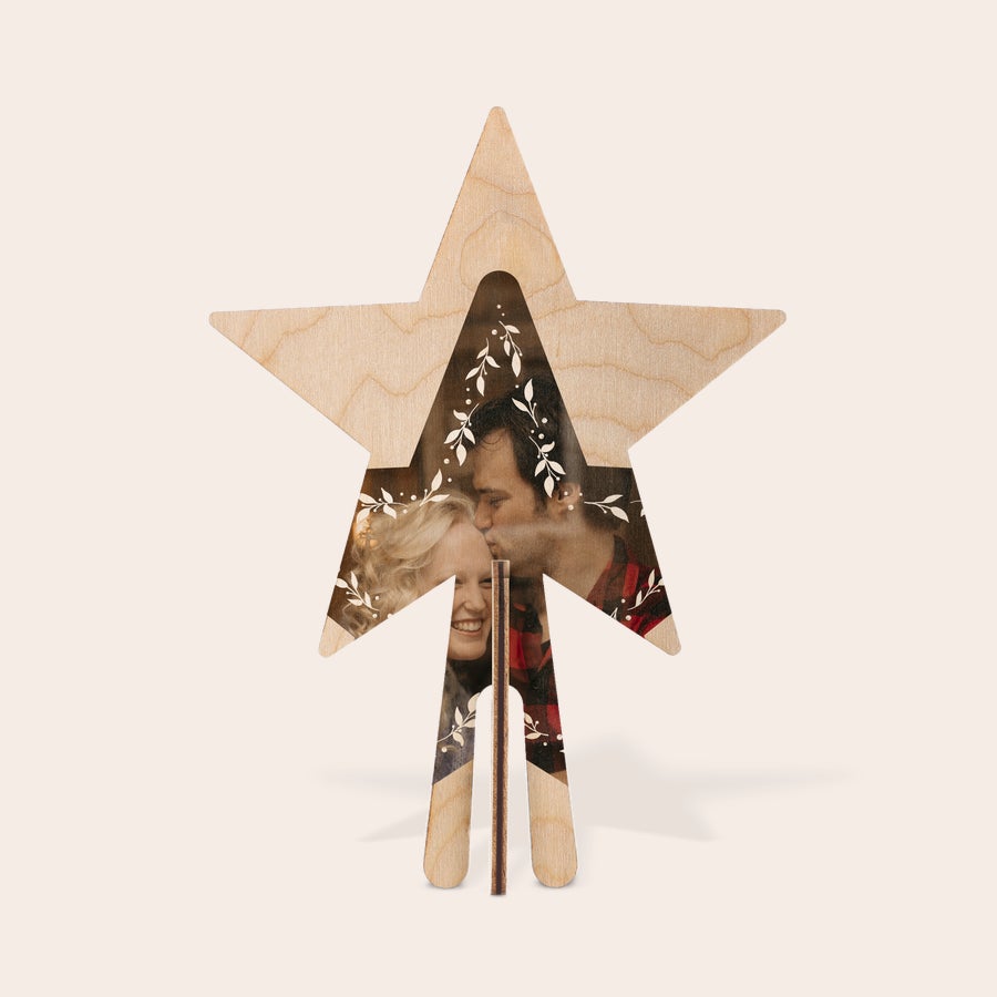 Personlig julgranstopper i trä Skräddarsydd trätopp med UV-tryckt foto av ett par och vita julkvistar. Krön julen med en personlig touch.