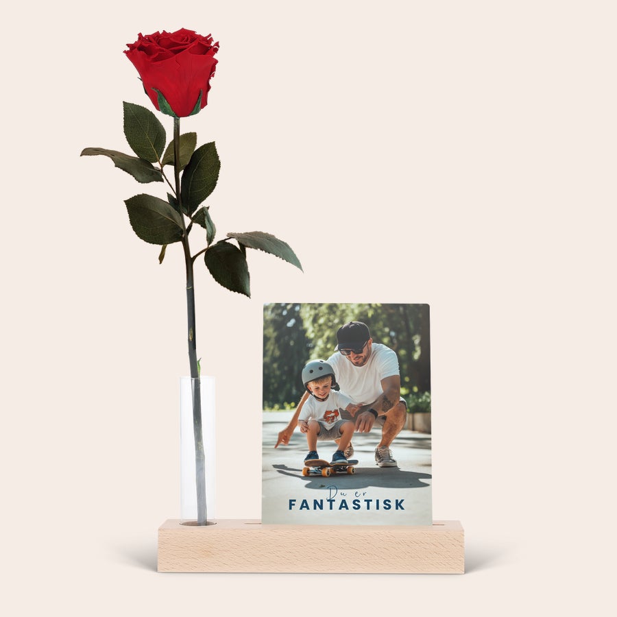 Evighedsrose med eget billede på træ Rød eternity rose og trækort med billede af far og søn, samt teksten "Du er FANTASTISK" trykt på kortet – et tidløst minde.