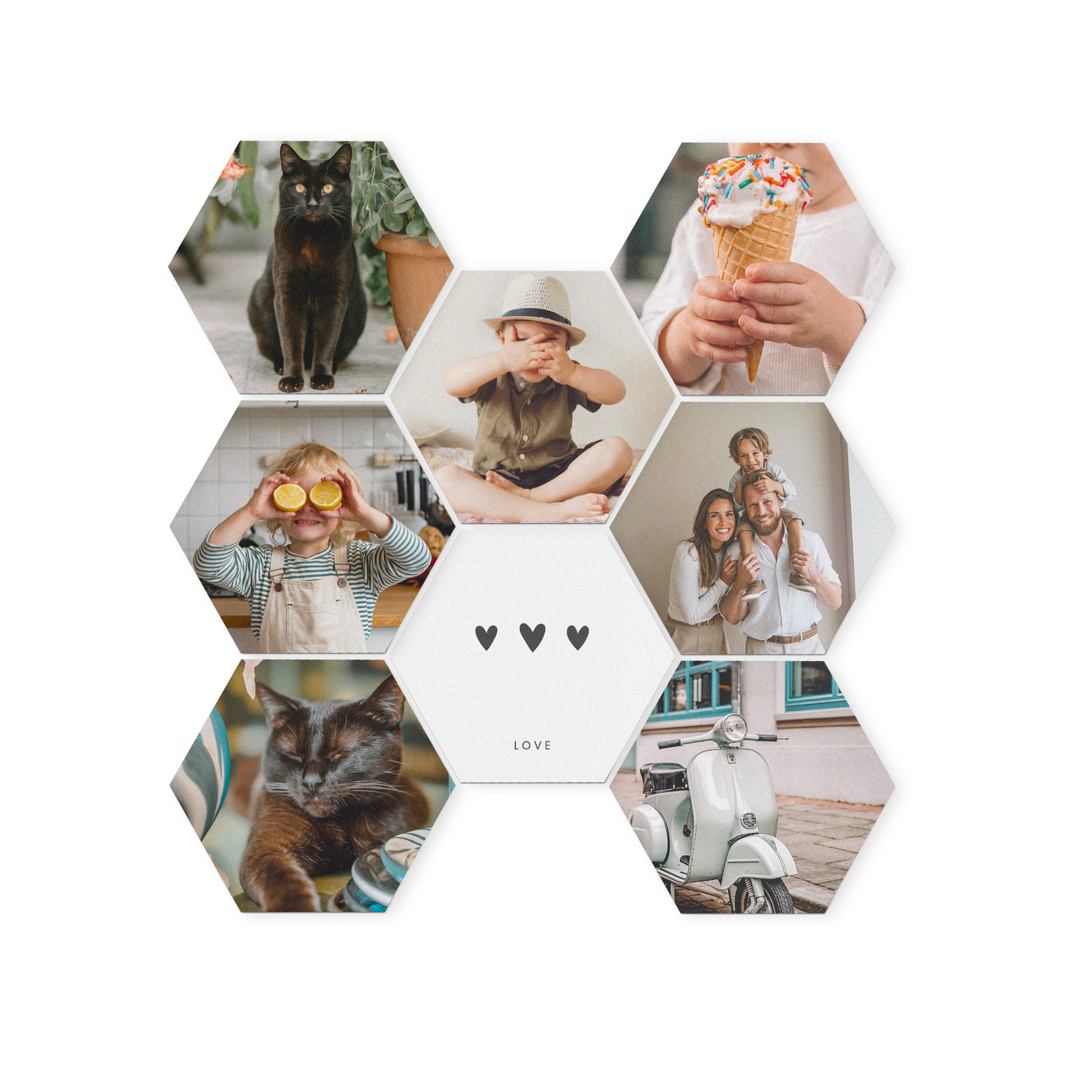 Set aus sieben personalisierten Forex-Wandbildern in Hexagonform, bedruckt mit verschiedenen Fotos und Love-Schriftzug.