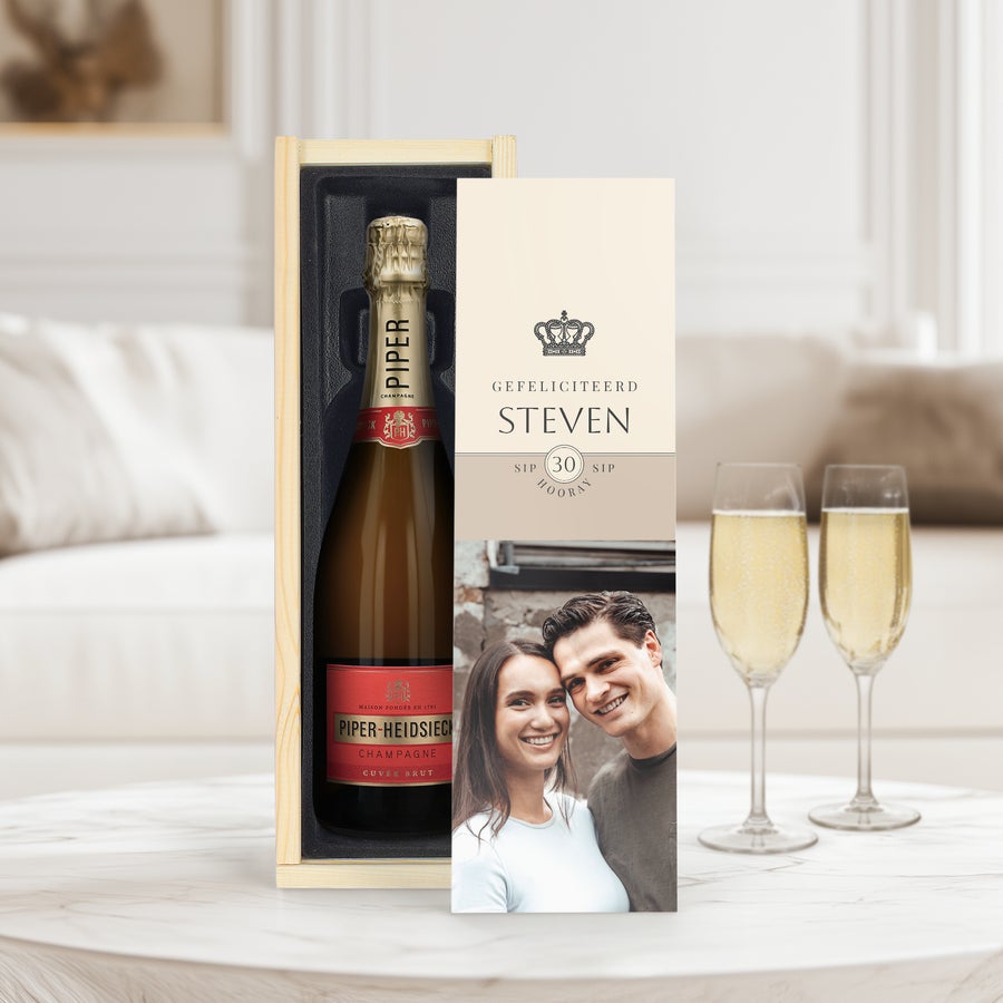 Piper Heidsieck Brut - Champagner mit Gläsern Piper Heidsieck Brut - Champagner mit Gläsern