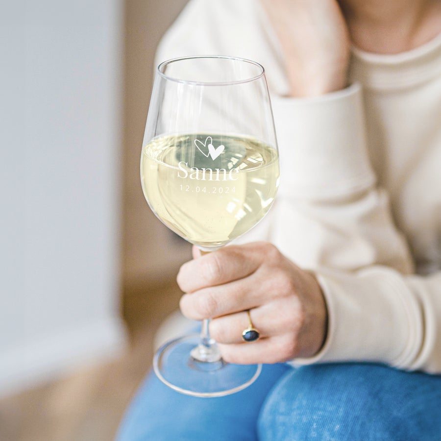 Copos de vinho branco Copo de vinho branco gravado com nome Sanne e a data 12.04.2024, apresentando dois corações