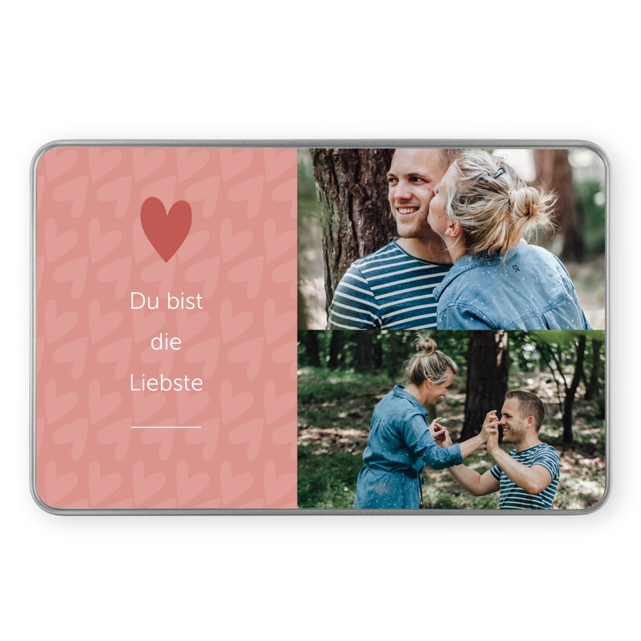 Eine Geschenkdose mit Foto für deine Süßigkeiten, bedruckt mit zwei Fotos eines Paares und dem Text Du bist die Liebste.