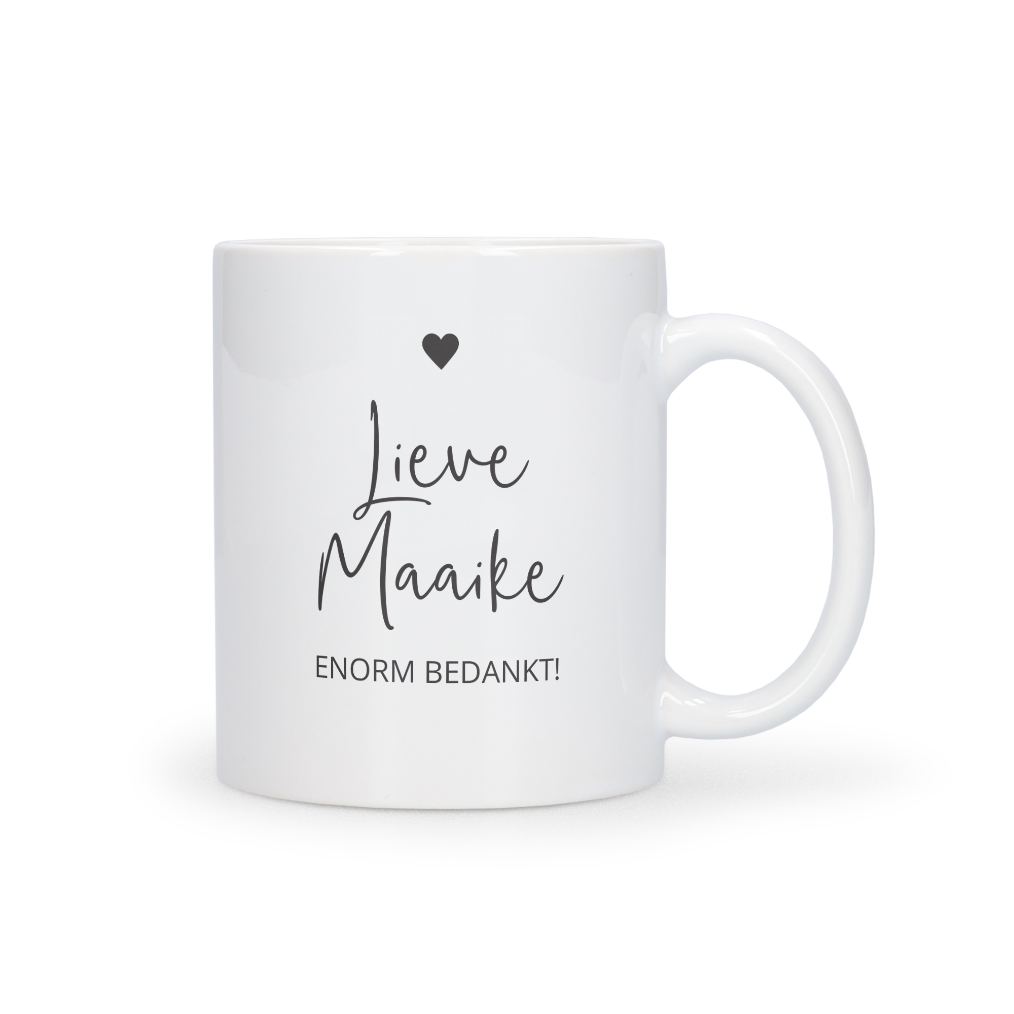 Witte gepersonaliseerde mok bedrukt met een hartje, de tekst "Lieve Maaike" en "ENORM BEDANKT!". Jouw moeder kan eindeloos theeleuten.