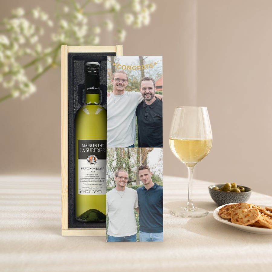 Vin med egen etikett  Maison de la Surprise Sauvignon Blanc Maison de la Surprise vitt vin i personlig träbox med tryckt kort med texten "Congrats" och ett foto av två män, en vinglas med vitt vin, oliver och kex