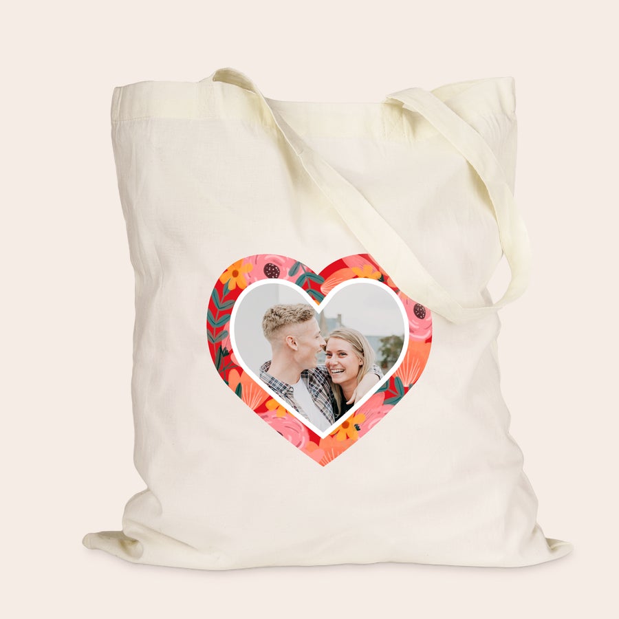 Tote bag bedrukken Linnen tas bedrukt met een foto van een koppel in een hart van bloemen