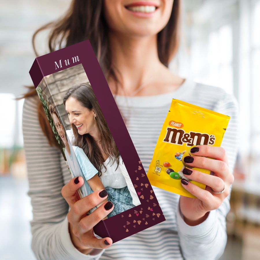 M&M's Confezione Regalo Personalizzata Confezione regalo personalizzata M&M's con foto stampata di madre e figlio e la scritta Mum